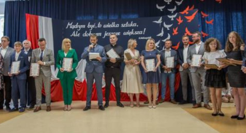 Na zdjęciu: uroczyste wręczenie sztandaru w stąporkowskiej 