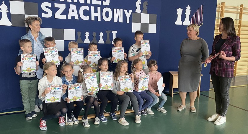 Zdjęcie uczestników turnieju szachowego w SP w Królewcu z organizatorami