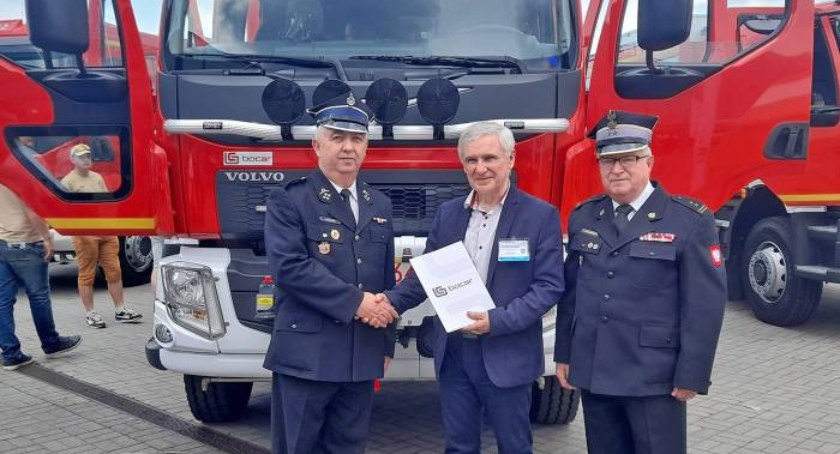 Na zdjęciu: przekazanie umowy o dostarczeniu volvo dla koneckich strażaków
