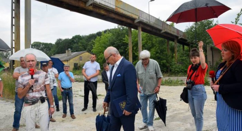 Na zdjęciu zebranie pod kładką w Końskich