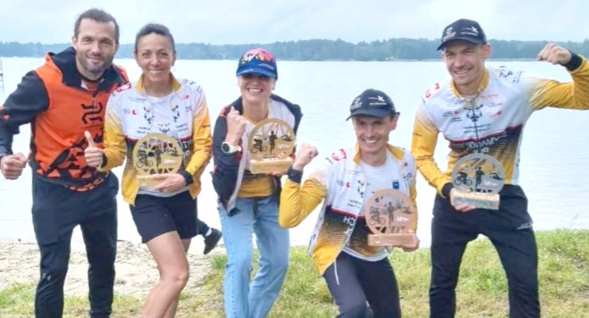 Zdjęcie Przemysława Szymanowskiego (z prawej) i jego drużyny na Żelaznym Triathlonie 2023
