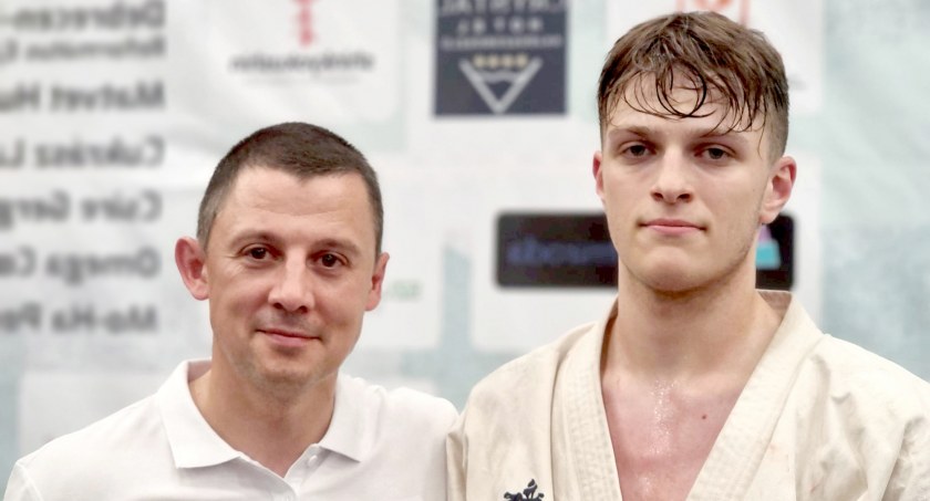 Zdjęcie trenera Mateusza Garbacza i Jakuba Owczarka, złotego medalisty ME w karate
