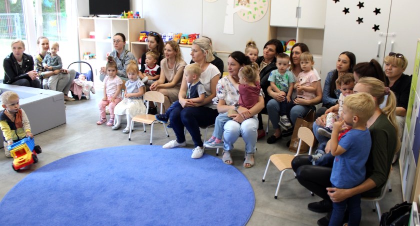 Zdjęcie dzieci z Klubu Dziecięcego „Smyki” i ich rodziców