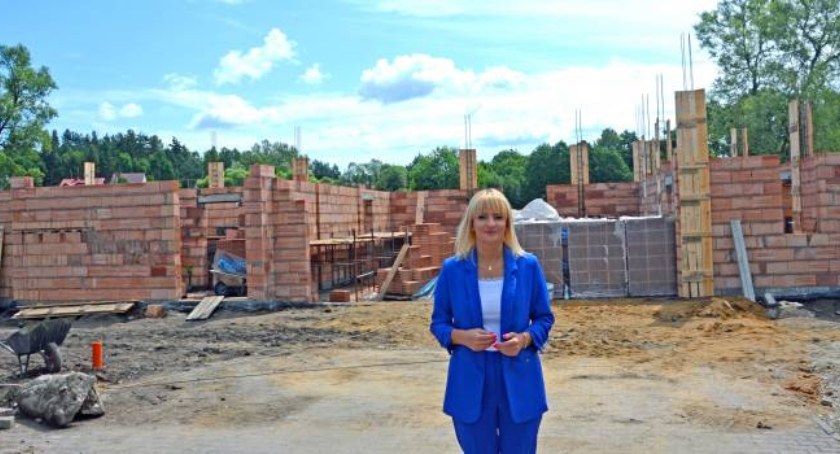 Dorota Łukomska , burmistrz stoi przed budującą się remizą w Niekłaniu. Fot. J. Kołodziejczyk
