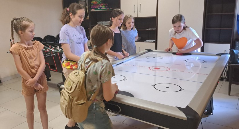 Zdjęcie dzieci przy nowym stole do cymbergaja w Bębnowie