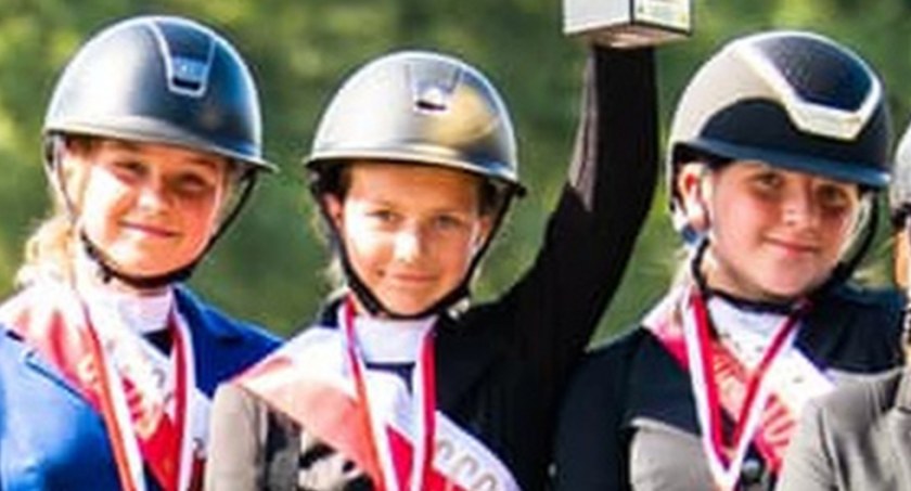 Zdjęcie drużyny Klubu Jeździeckiego Fullmet z podkoneckiej Piły na podium zawodów w Kozienicach