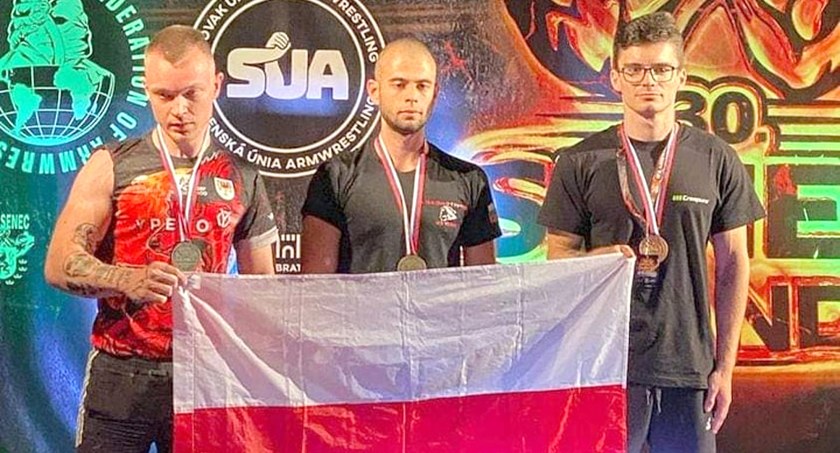 Zdjęcie brązowego medalisty Grzegorza Kowalika (na zdjęciu z prawej) z rywalami z podium kategorii Senior Men Right 63 kg