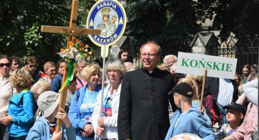 Na zdjęciu ks. Jacek Wieczorek z koneckimi pątnikami 