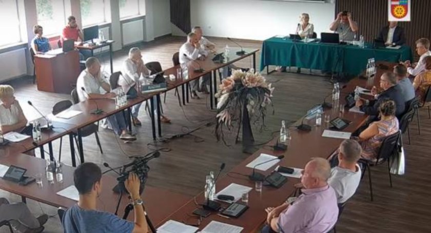 Na zdjęciu obradują radni Rady Powiatu w Końskich. fot. skan z transmisji sesj RP