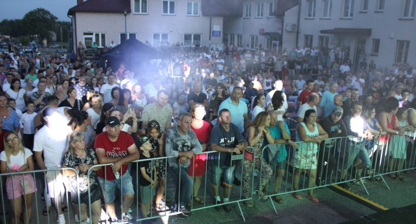 Zdjęcie publiczności podczas Fetynu Rodzinnego w Smykowie