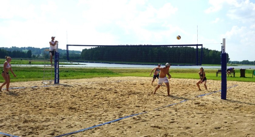 Zdjęcie z zawodów siatkówki plażowej nad Zalewem Antoniów