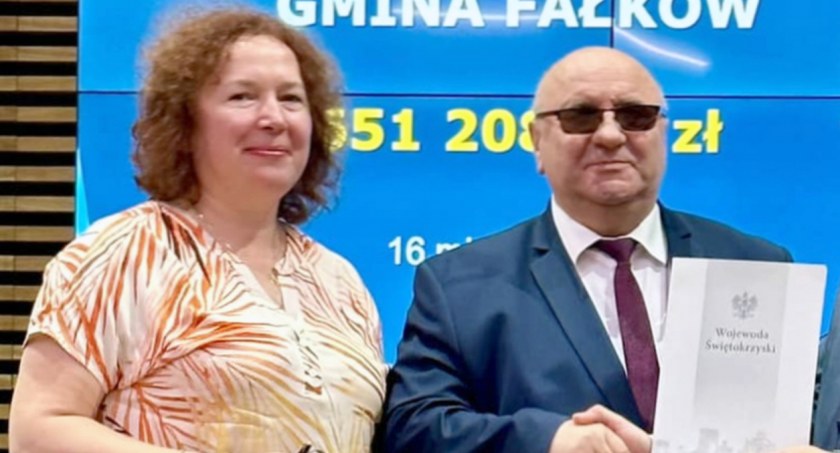 Zdjęcie skarbnik Anny Wajnberge i wójta Henryka Koniecznego