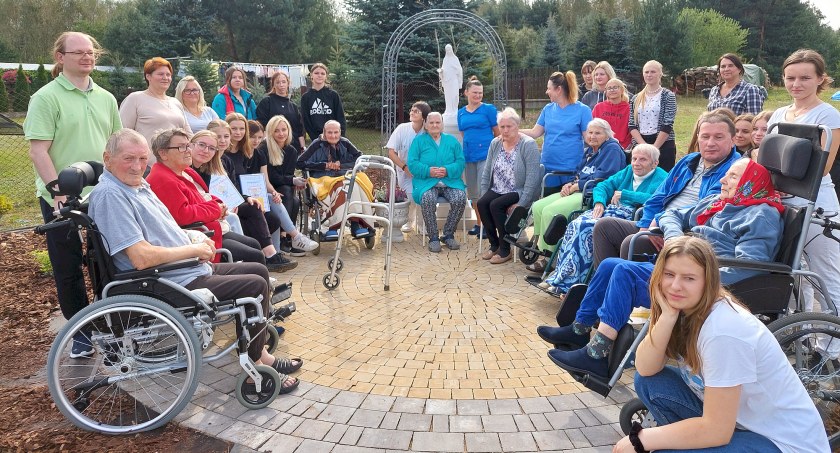 Zdjęcie podopiecznych Hospicjum z wolontariuszami