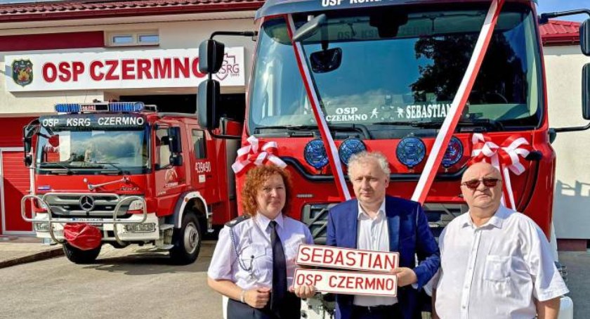Na zdjęciu od lewej: Anna Wajnberger, matka chrzestna, Sebastian Skuza, wiceminister finansów i Henryk Konieczny, wójt Fałkowa 