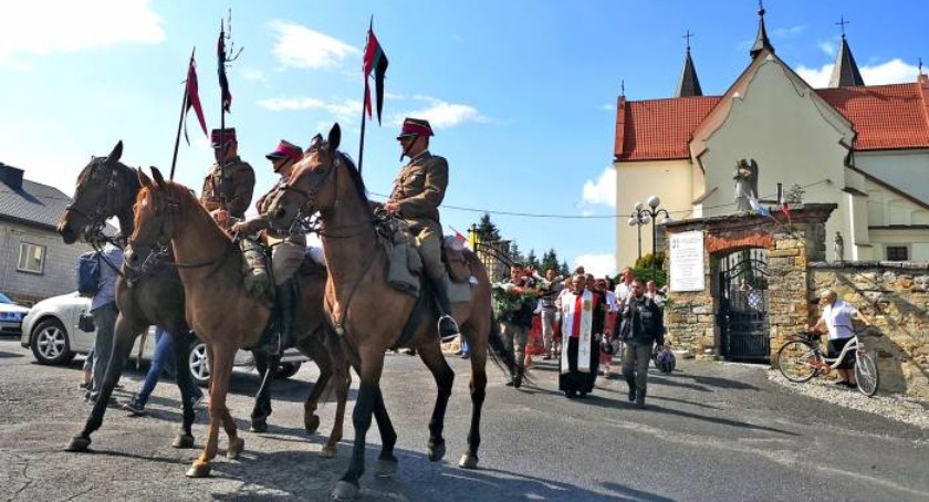 Na zdjęciu: procesja wyruszyła z kościoła w gowarczowie i udała się na cmentarz 