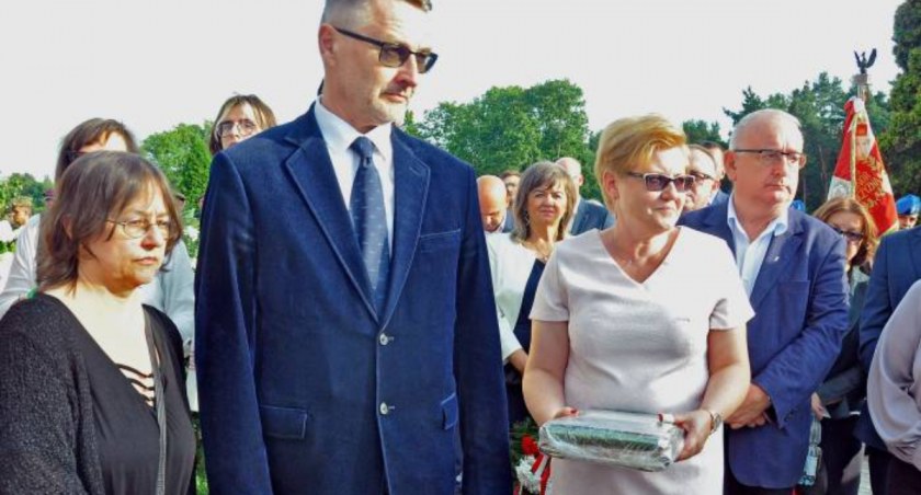 Na zdjęciu: członkowie rodziny Wroniszewskich przekazują dokumenty 