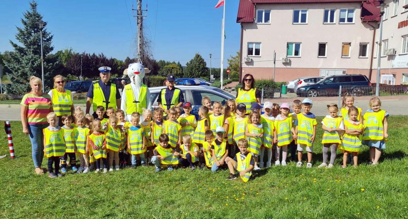 Zdjęcie ze spotkania przedszkolaków z Przedszkola w Smykowie z koneckimi policjantami