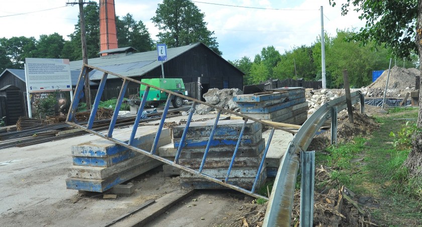 Zdjęcie przebudowy mostu, pod którym płynie woda na największe koło w ZZH