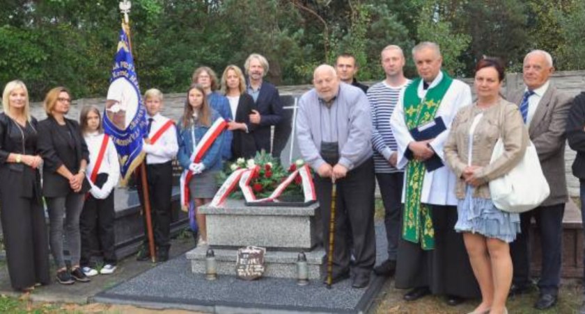 Na zdjęciu: Uczestnicy uroczystości nad grobem Julianny. Pan z laską to inspirator tego przedsięwzięcia, piewca historii położnej Julianny, Adam Wojciechowski 