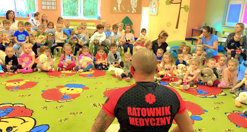 Zdjęcie dzieci z Przedszkola w Smykowie podczas warsztatów z udzielania pierwszej pomocy