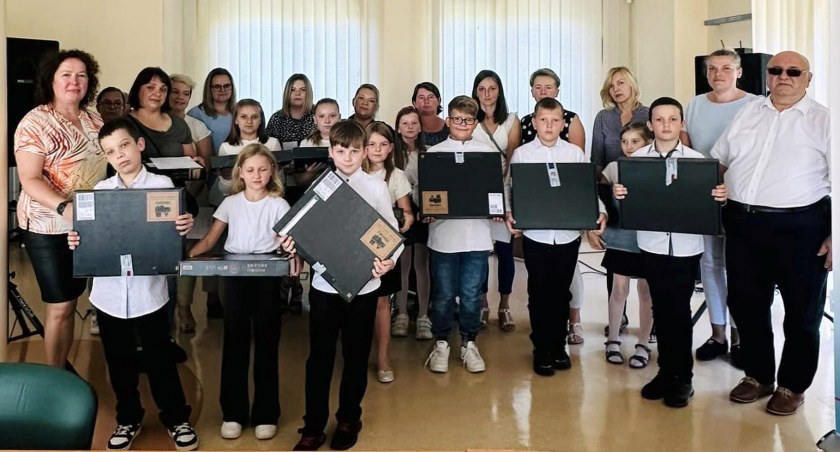 Zdjęcie z uroczystego przekazania laptopów czwartoklasistom z gminy Fałków