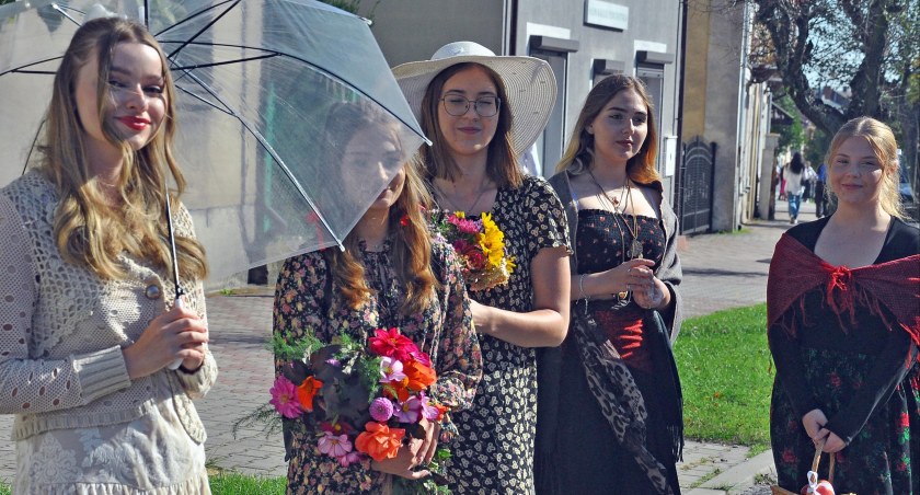 Zdjęcie z epoki Kwiatkowskiego. Uczennice z ekonomika na 