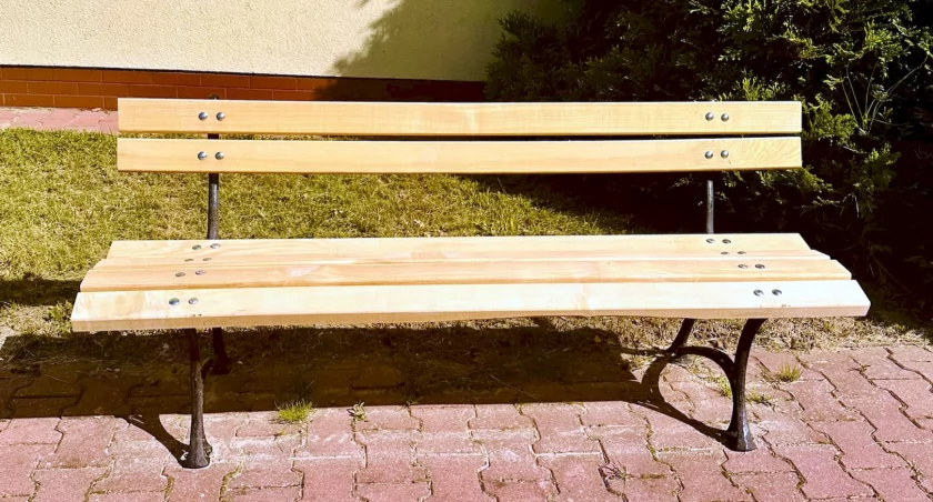 Zdjęcie fałkowskiej ławeczki