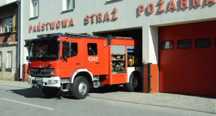 Na zdjęciu: koneccy strażacy pojechali usunąć niebezpieczną plamę