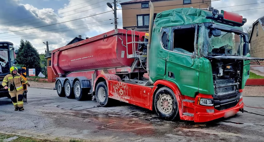 Zdjęcie OSP KSRG Radoszyce. Scania postawiona na koła. Widać poważne uszkodzenia kabiny