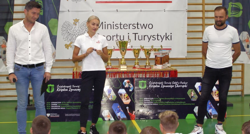 Zdjęcie Justyny Święty-Ersetic w otoczeniu organizatorów i młodzieży ze szkoły w Stadnickiej Woli