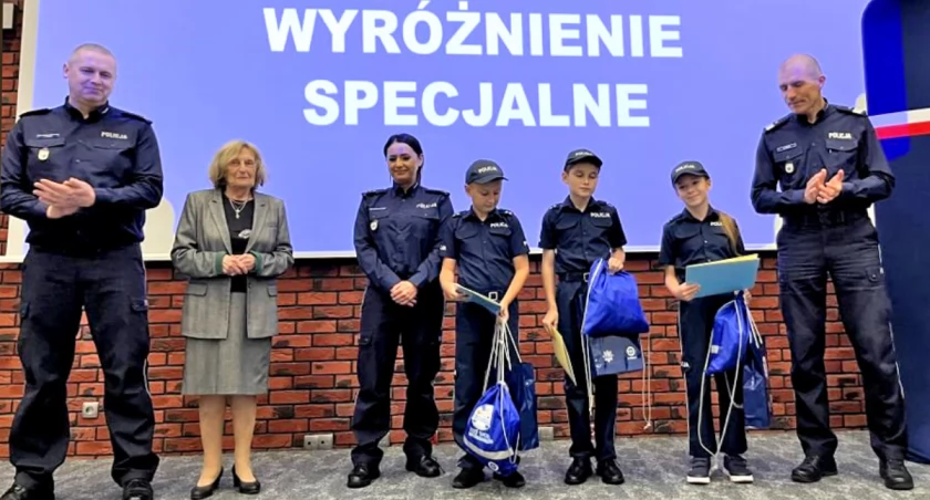 Zdjęcie: Komisarz Sylwia Sobczyńska z małymi policjantami z Końskich i oficerami KG