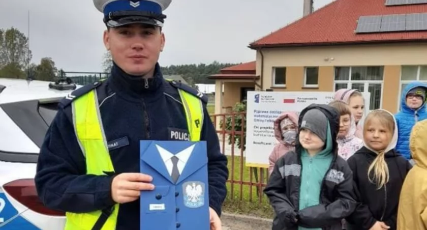 Na zdjęciu: policjant otrzymał podziękowanie od uczniów. Fot. Policja Końskie