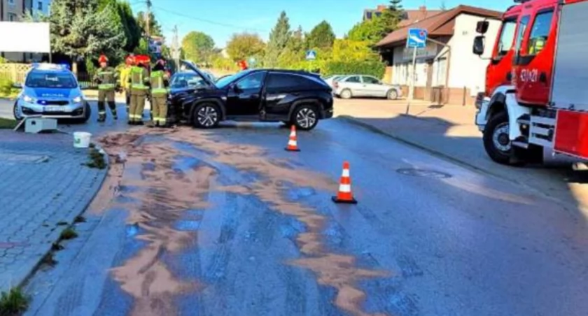 Na zdjęciu: miejsce kraksy na ulicy Gimnazjalnej, widać sorbent wysypany na plamy płynów pokolizyjnych. Fot. Starż Końskie