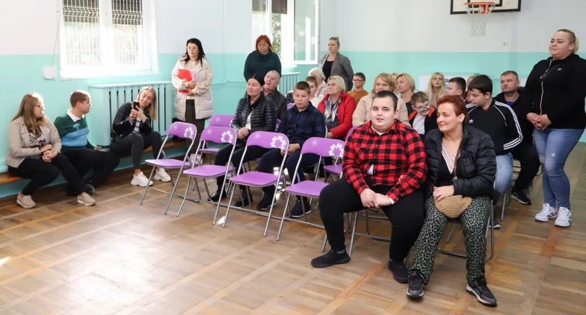Zdjęcie ucznmiów szkoły w Baryczy z rodzicami