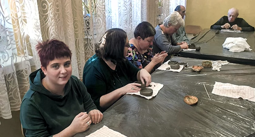 Zdjęcie uczestników warsztatów ceramicznych w DPS w Końskich