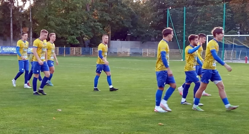 Zdjęcie piłkarzy Neptuna Końskie tuż przed niedzielnym meczem z GKS Rudki