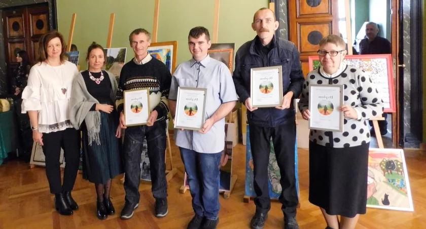 Zdjęcie nagrodzonych w konkursie uczestników PŚDS w Stąporkowie z instruktorami