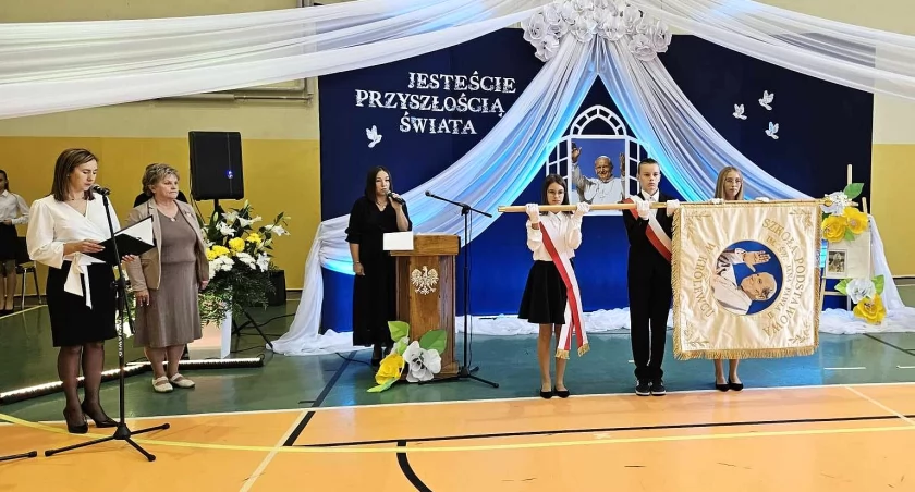 Zdjęcie z uroczystości nadania imienia szkole w Królewcu