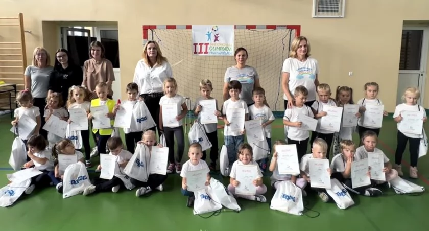 Pamiątkowe zdjęcie uczestników gminnego etapu Świętokrzyskiej Olimpiady Przedszkolaka w Miedzierzy
