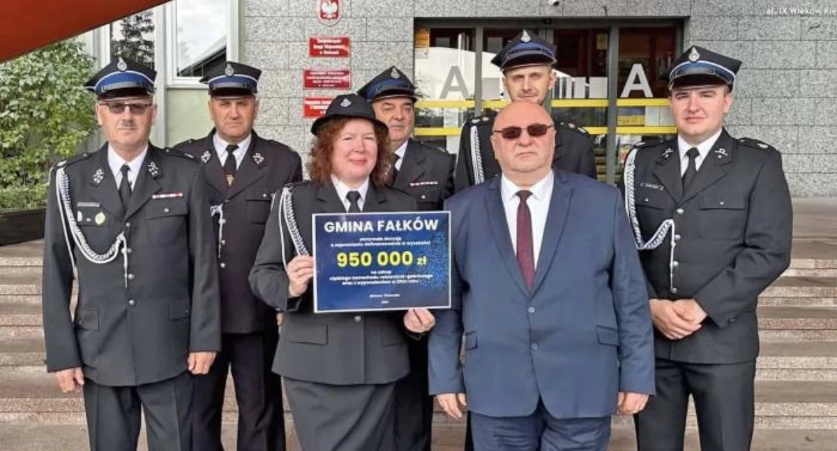 Na zdjęciu: Druhowie z Czerma z wójtem Henrykiem Koniecznym i skarbnikiem Gminy Anna Wajnberger otrzymali czek na samochód. Fot. OSP Czermno