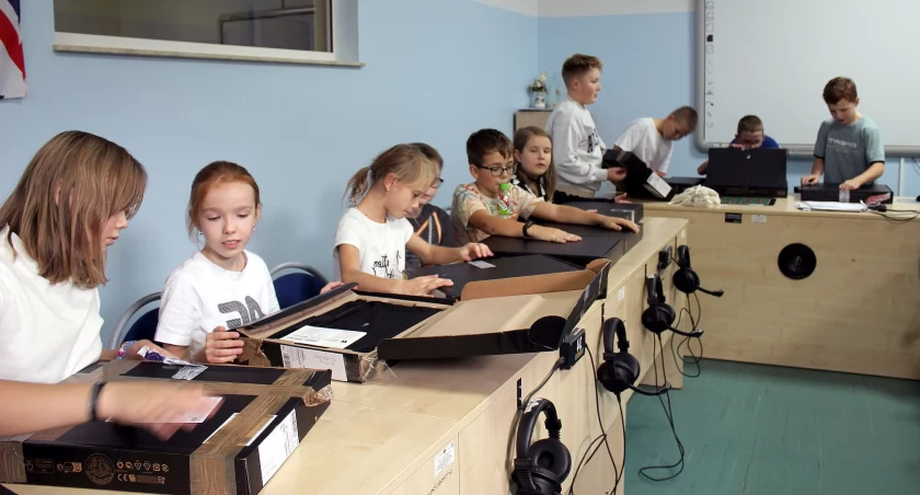 Zdjęcie czwartoklasistów z gminy Smyków z laptopami z rządowego programu