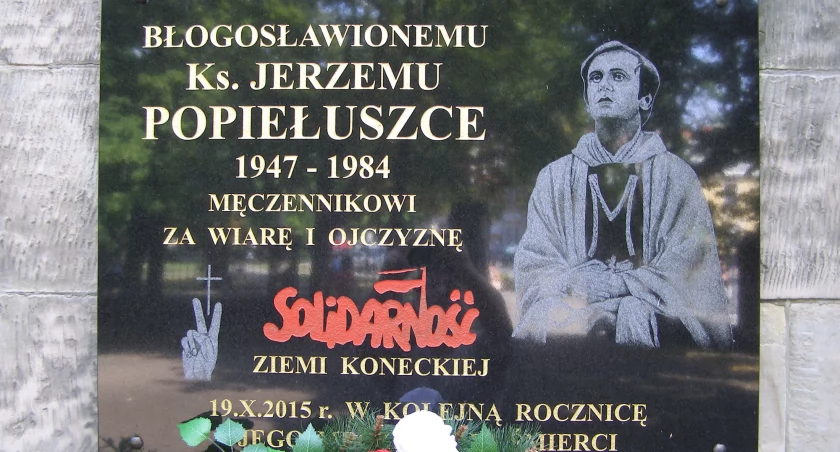 Zdjęcie tablicy poświęconej ks. Jerzemu Popiełuszce w ścianie koneckiej Kolegiaty