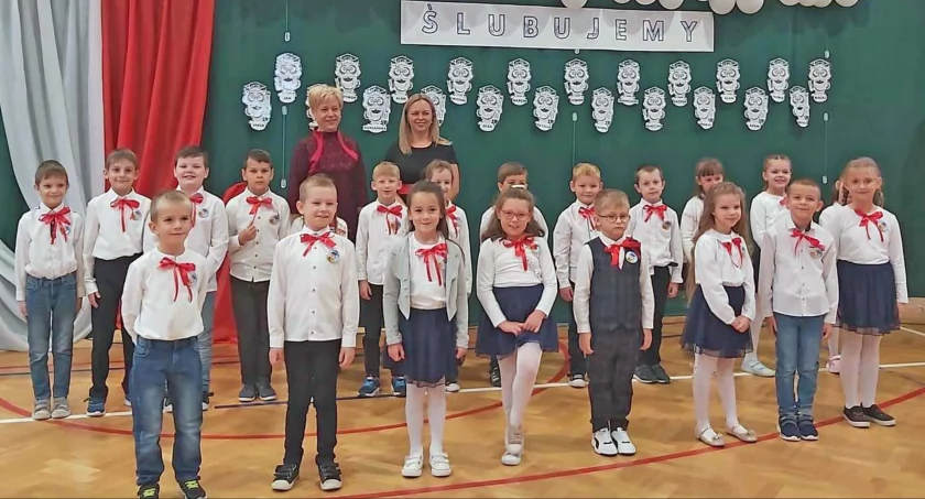 Zdjęcie: Ślubowanie pierwszaków w Dziebałtowie. Fot. ZPO Dziebałtów