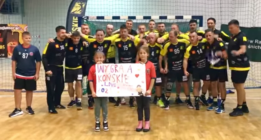 Zdjęcie pierwszoligowej drużyny KSSPR Końskie z najmłodszymi kibicami