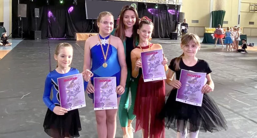 Zdjęcie tancerek FD Fit and Dance Stąporków z trener Małgorzatą Józefiak
