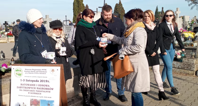 Zdjęcie z kwesty PTTK na koneckim cmentarzu w 2019 r.