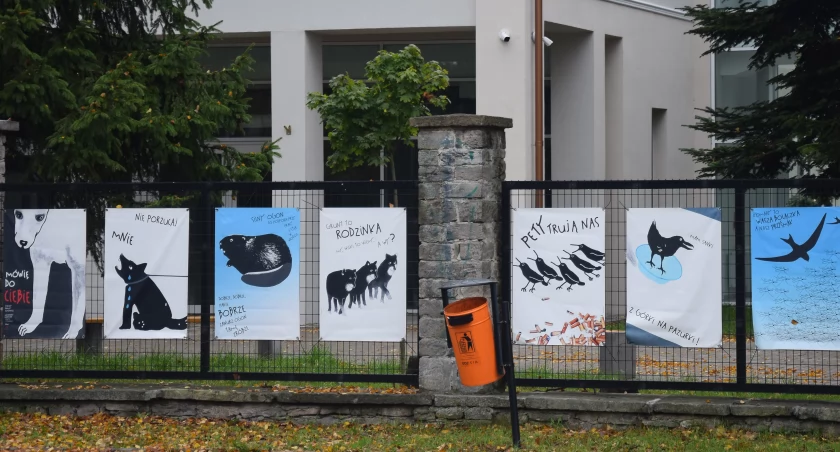 Zdjęcie - Marian Klusek. Na płocie KCK zawisło 20 plakatów, na zdjęciu siedem