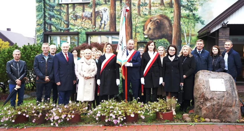 Pamiątkowe zdjęcie uczestników uroczystości