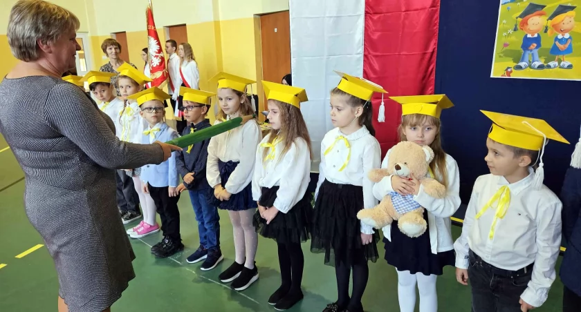 Zdjęcie z pasowania uczniów klas pierwszych w SP Królewiec