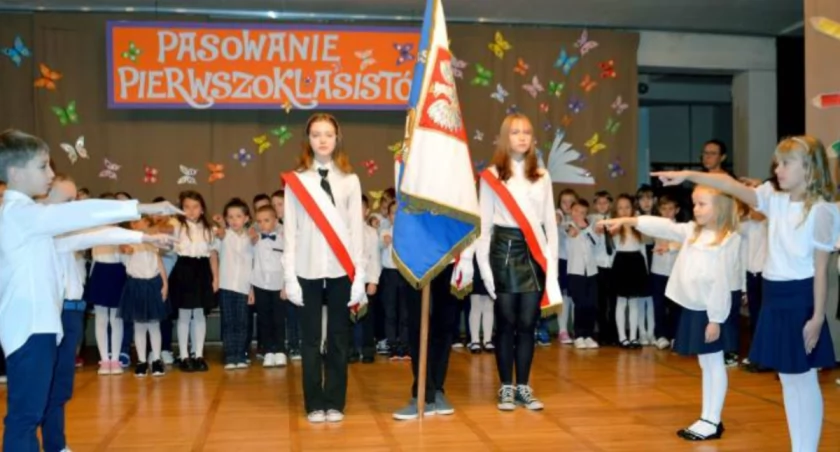 Na zdjęciu: na sztandar szkoły pierwszoklasiści składają ślubowanie 
